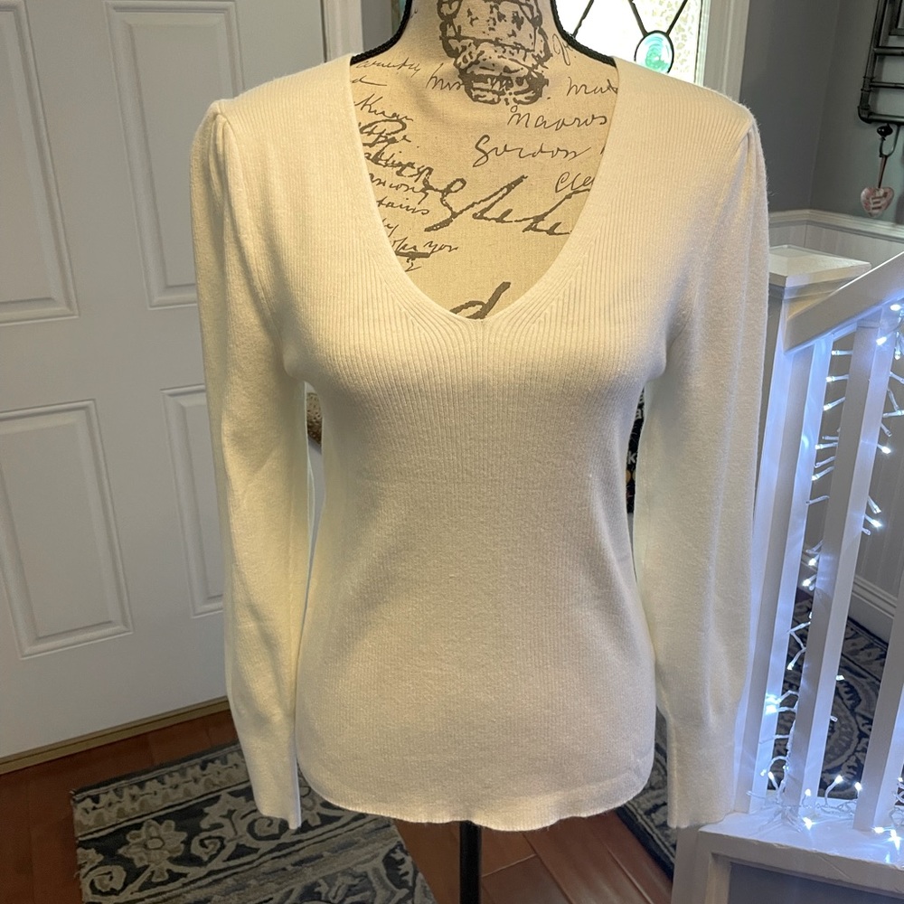 V-neck gorgeous creamy white puff-sleeve sweater
